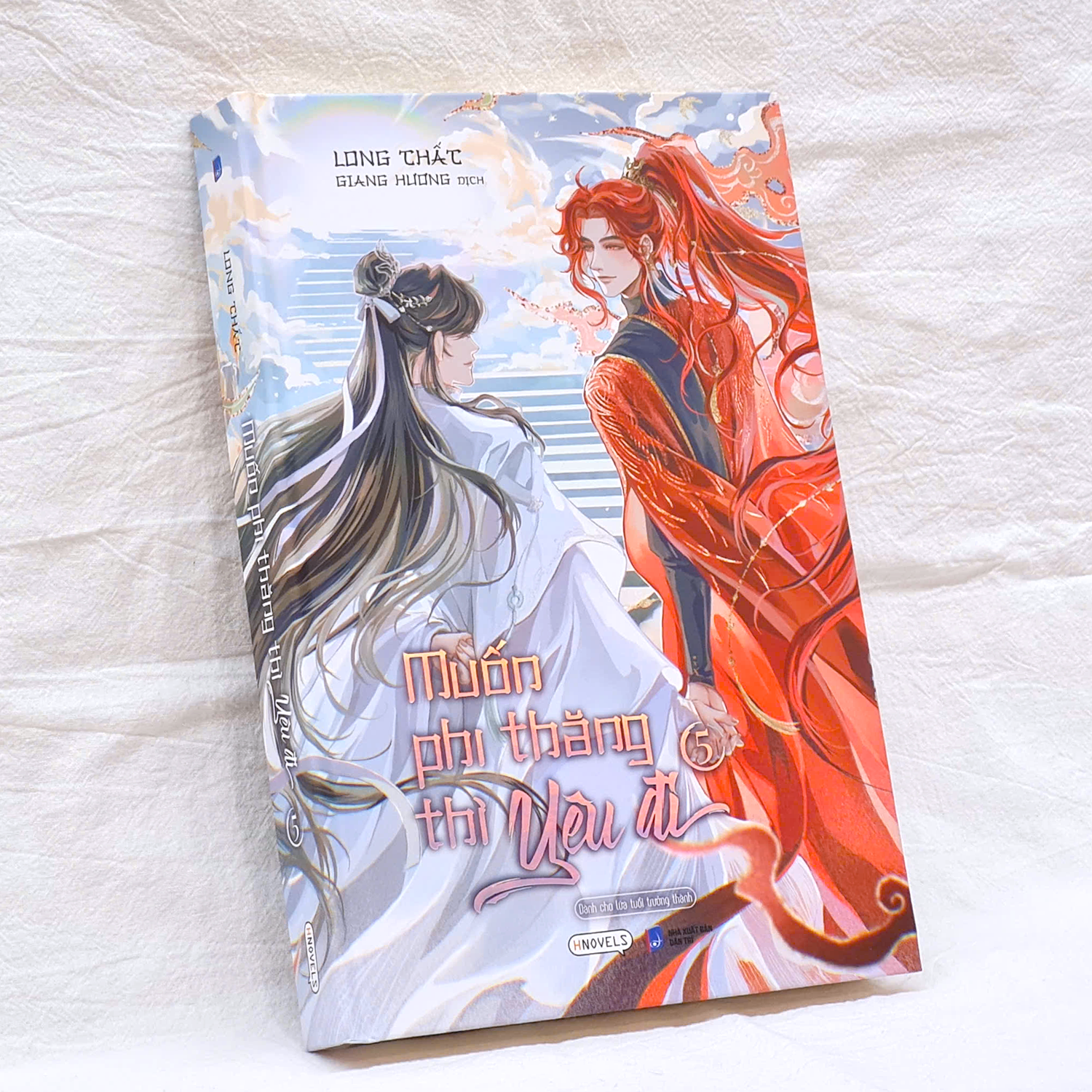 Bộ Muốn Phi Thăng Thì Yêu Đi - Tập 5 - Bản Đặc Biệt - Bìa Cứng - Tặng Kèm Bookmark Tròn Hai Mặt + Ticket Hologram Hai Mặt + Huy Hiệu Phủ Nhũ + Standee Chibi - Ảnh 6