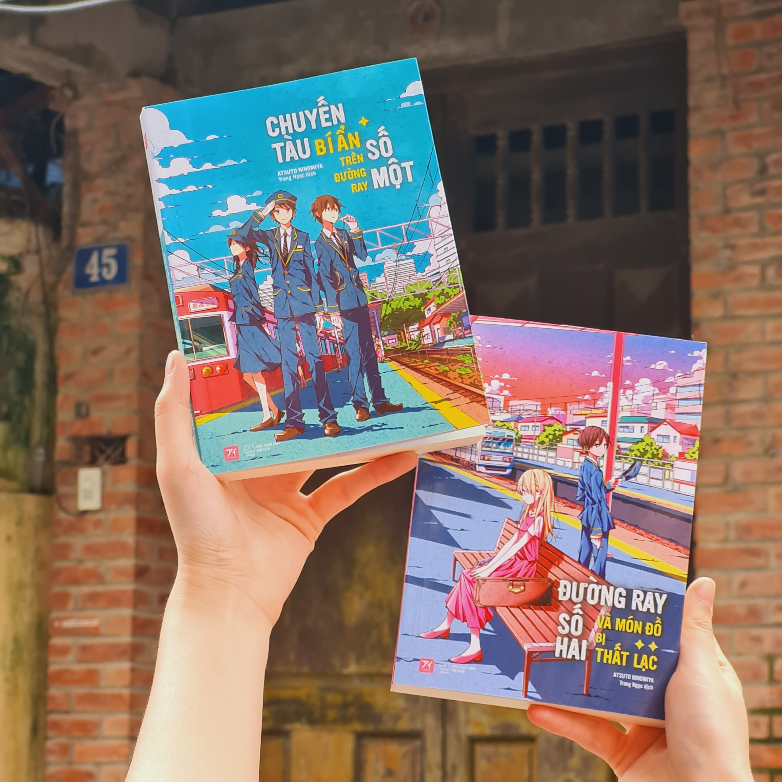 bộ sách chuyến tàu bí ẩn trên đường ray số một + đường ray số hai và món đồ bị thất lạc (bộ 2 cuốn) - tặng kèm 2 bookmark + 2 postcard - Ảnh 9