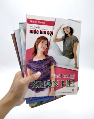 bộ sách móc len sợi: thời trang hè thu + thời trang xuân hè + 15 mẫu thời trang + móc len sợi tấm lót, thảm, hoa trang trí, giày, nón, giỏ xách,… (bộ 4 cuốn) - Ảnh 10