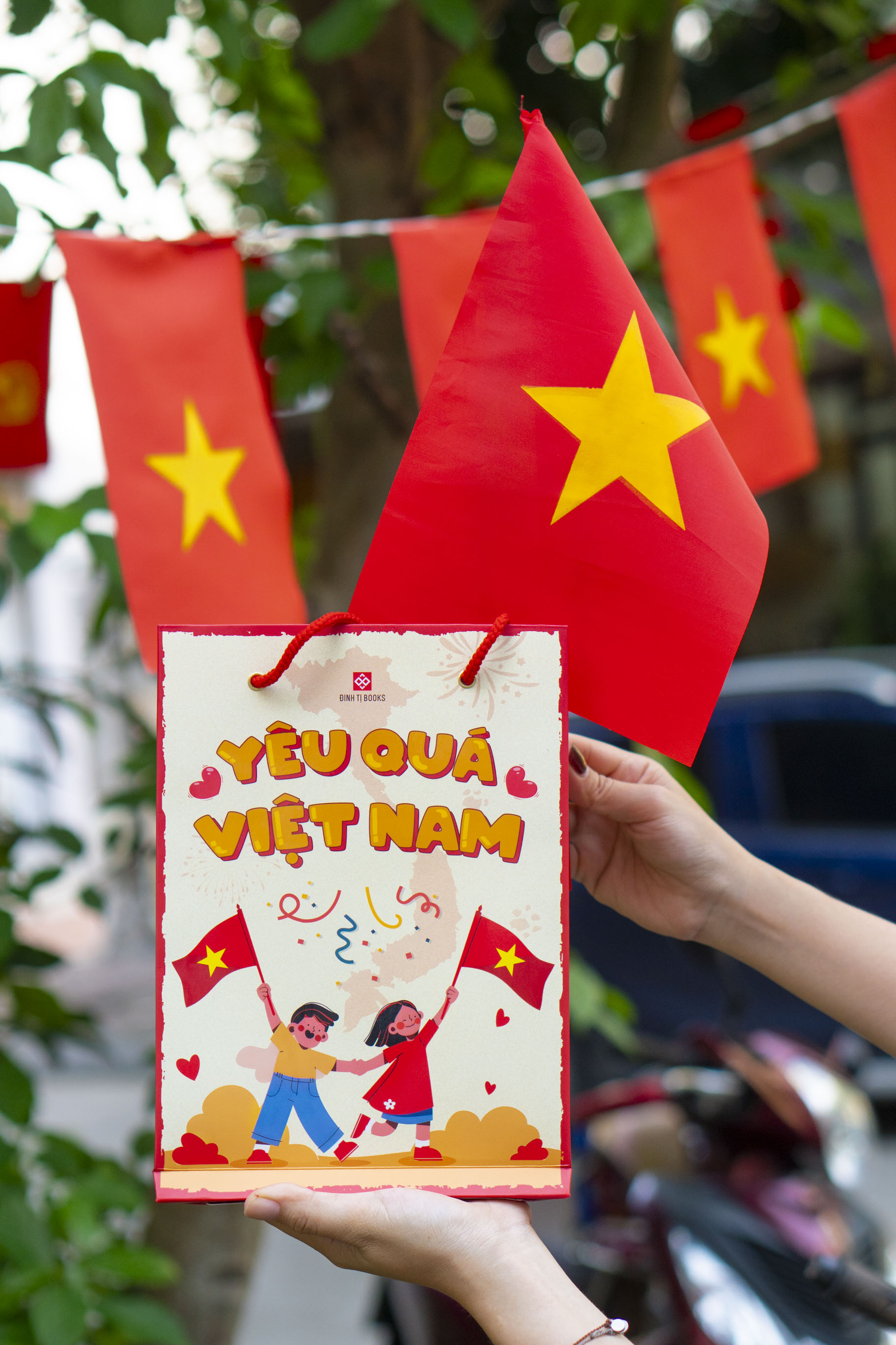 Bộ Sách Yêu Quá Việt Nam (Bộ 6 Cuốn) - Tặng Kèm Túi Đựng + Sticker + Bản Đồ Việt Nam - Ảnh 13