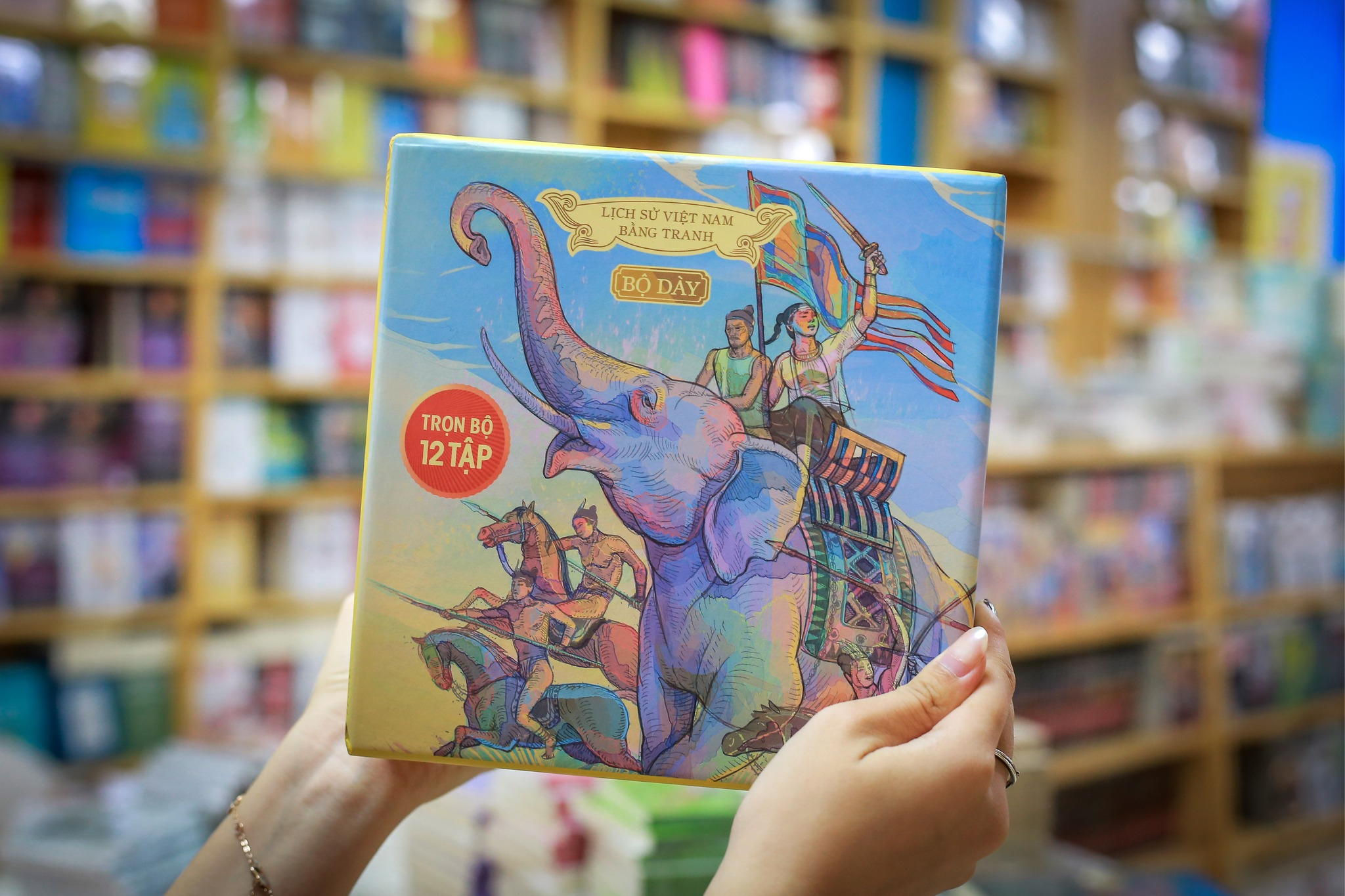 Boxset Lịch Sử Việt Nam Bằng Tranh - Bộ Dày (Hộp 12 Cuốn) - Tặng Kèm 12 Postcard - Ảnh 2