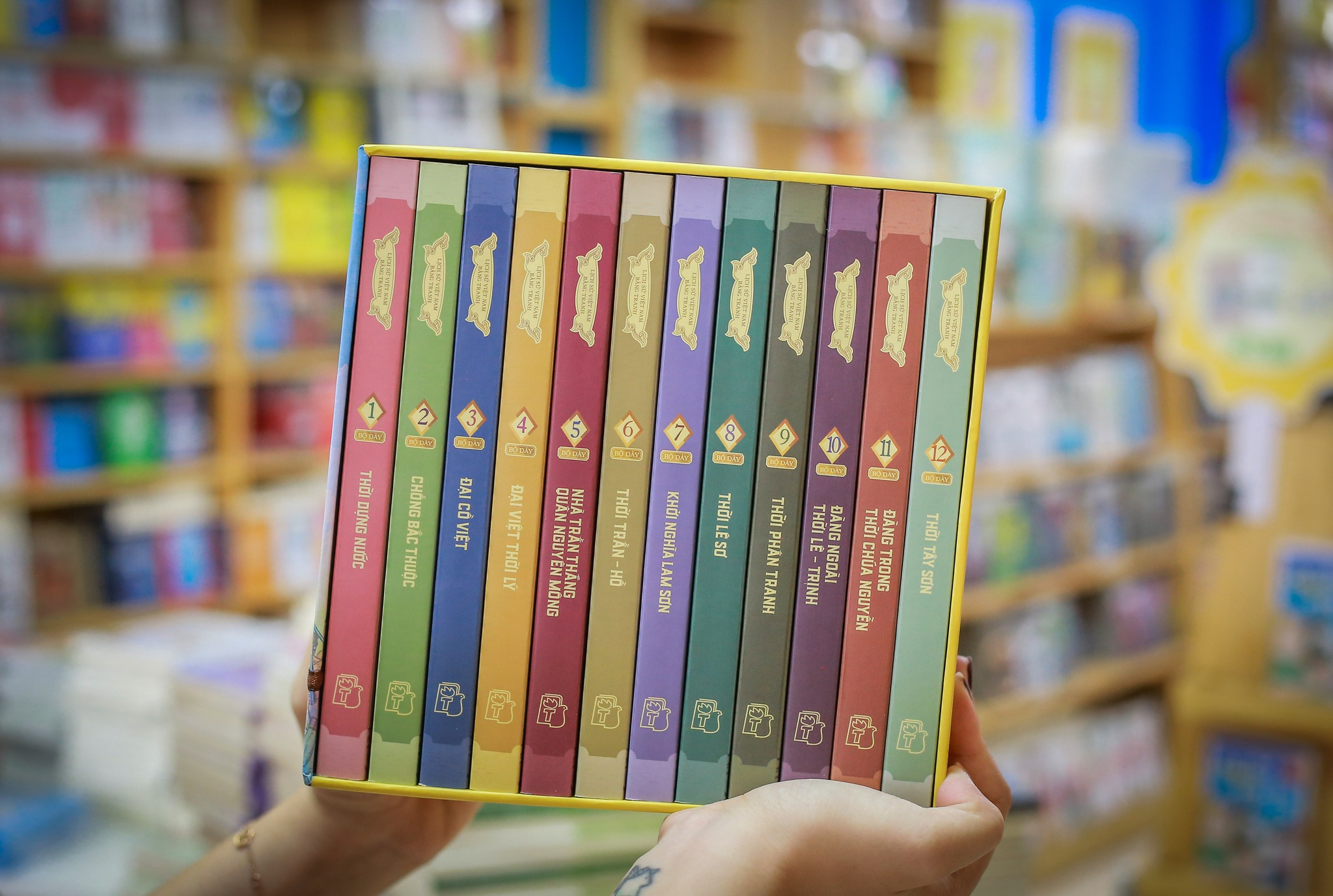 Boxset Lịch Sử Việt Nam Bằng Tranh - Bộ Dày (Hộp 12 Cuốn) - Tặng Kèm 12 Postcard - Ảnh 3