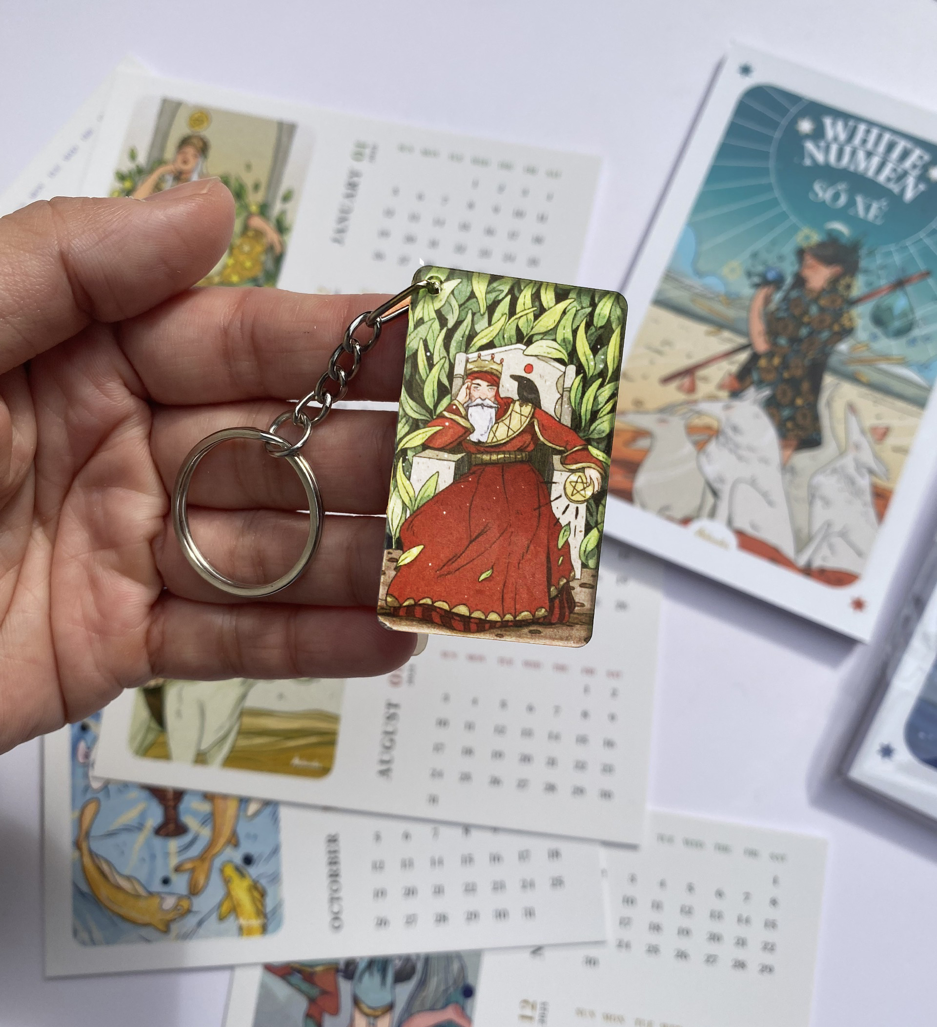 boxset white numen tarot (bộ bài + sách hướng dẫn) - tặng kèm bộ quà all-in: sổ xé in bìa art bài + bộ postcard in hình art bài kèm lịch 2025 + móc khóa in art bài random - Ảnh 15