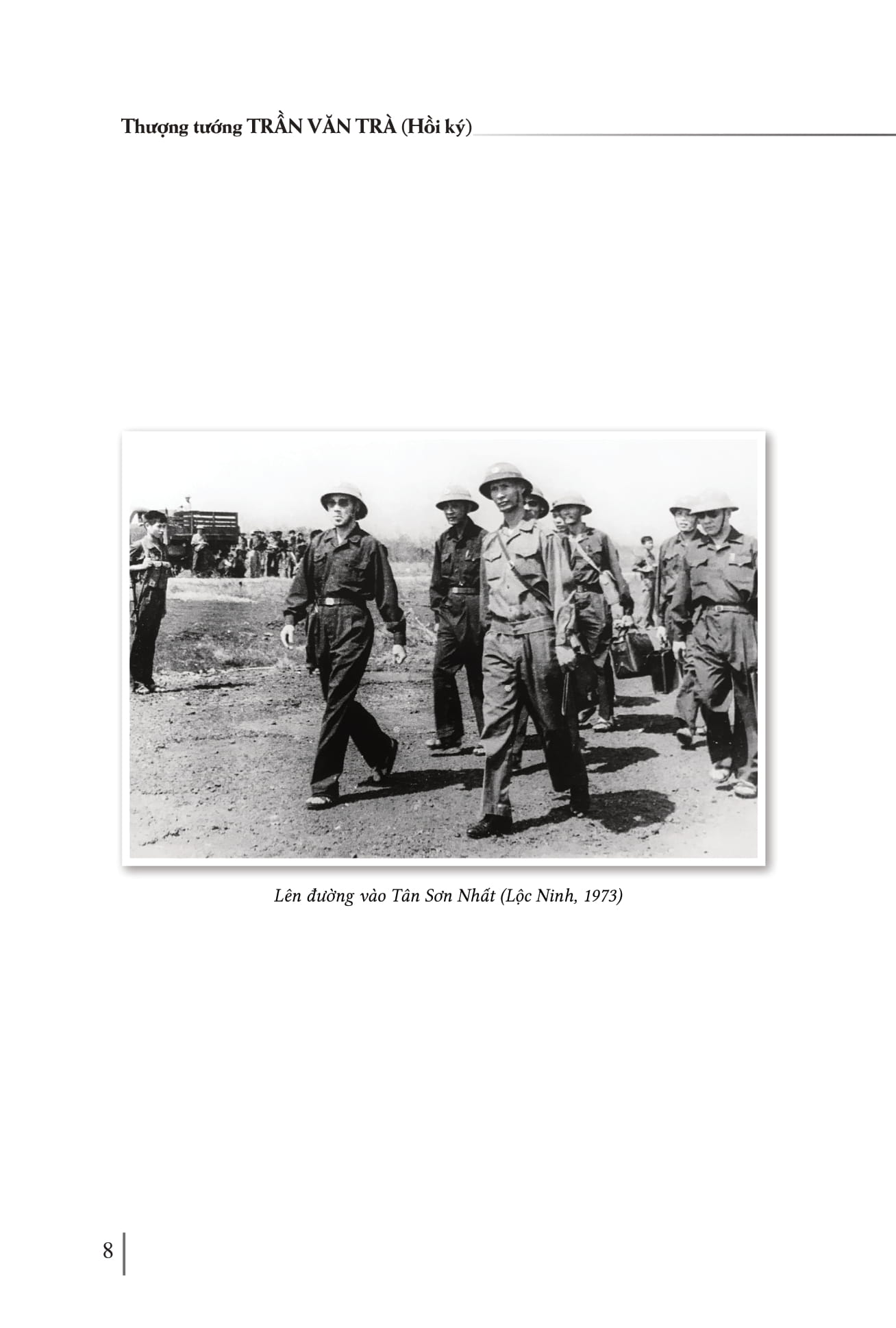 Hoi Ky Thuong Tuong Tran Van Tra - Hanh Trinh Tu “Ra Di Hai Ban Tay Trang” Den “Tro Ve Mot Dai Giang San” Va Nhung Trang Ban Thao Con Dang Do - Ảnh 6