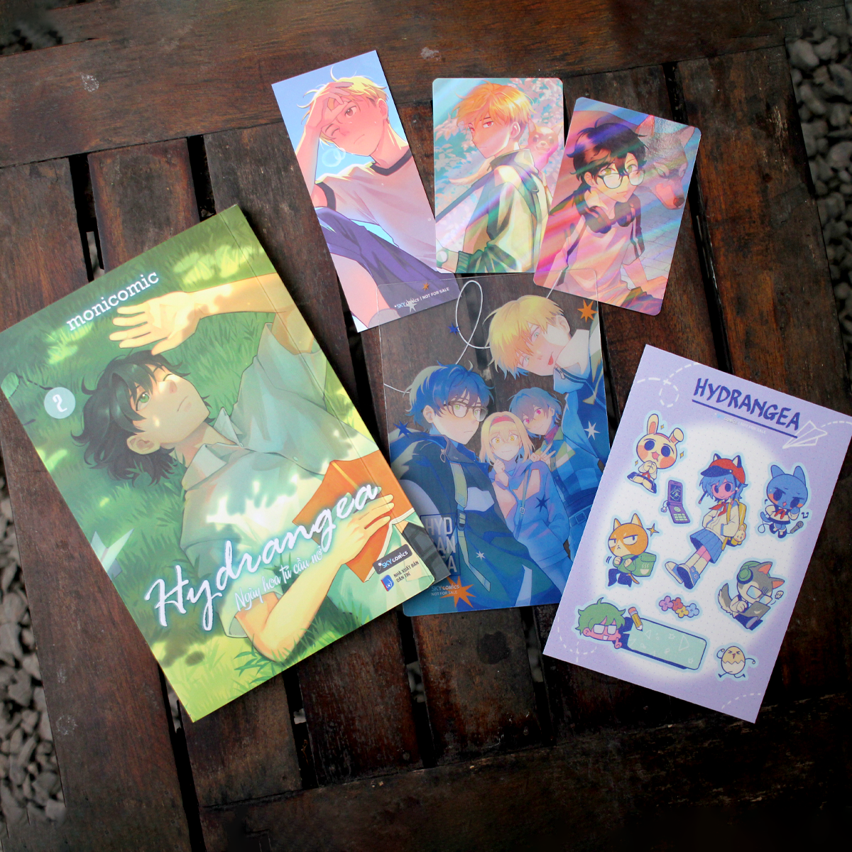 hydrangea - ngày hoa tú cầu nở - tập 2 - bản đặc biệt - tặng kèm 1 bookmark 2 mặt bồi cứng + 1 sticker phủ nhũ + 2 thẻ nhân vật phủ ảnh ba chiều + 1 thẻ pvc - Ảnh 4