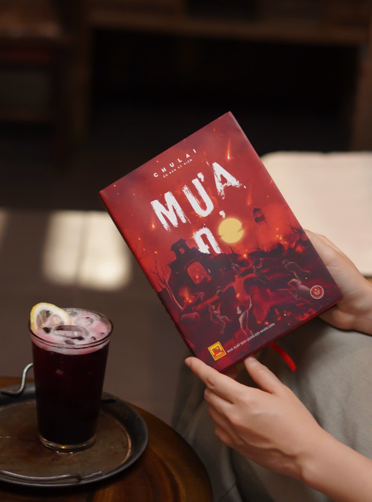 Mưa Đỏ - Ấn Bản Kỷ Niệm - Bìa Cứng - Tặng Kèm Bookmark + Móc Khoá Phone Charm Chibi Hình Tiểu Đội 1 Random 1 Trong 7 Mẫu - Ảnh 7