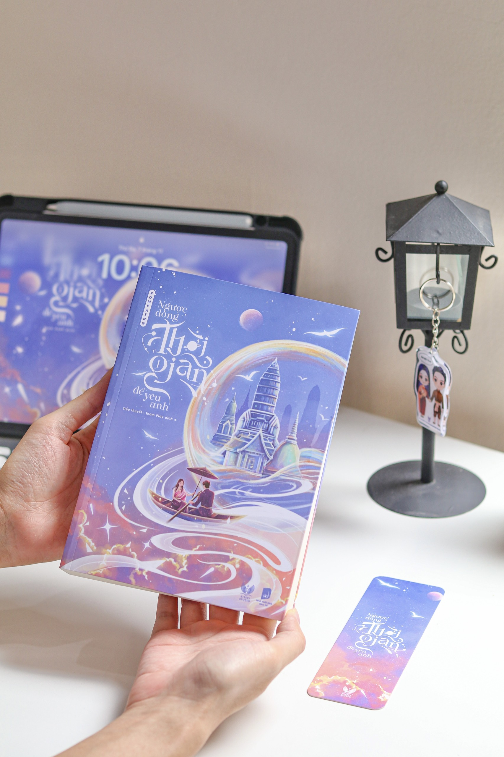 ngược dòng thời gian để yêu anh - tập 1 - bản đặc biệt - tặng kèm bookmark ivory in 2 mặt + móc khóa - Ảnh 5