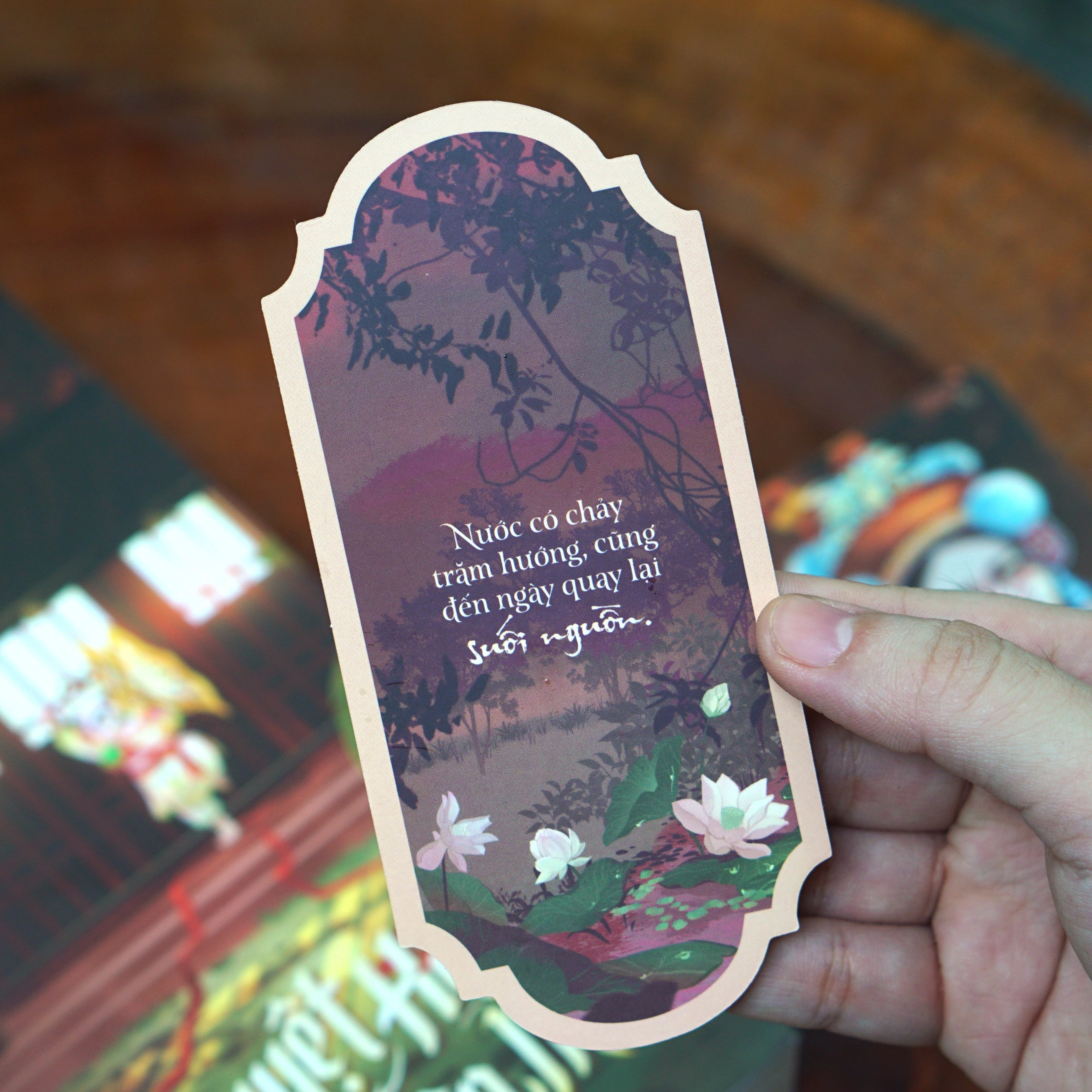 Nguyệt Hạ Thiên Mộc - Bản Đặc Biệt - Tặng Kèm 1 Bookmark Bế Hình Bồi Cứng + 2 Card Bo Góc Nhân Vật Bồi Cứng, Cán Nhũ + 1 Móc Khóa Tua Rua - Ảnh 3