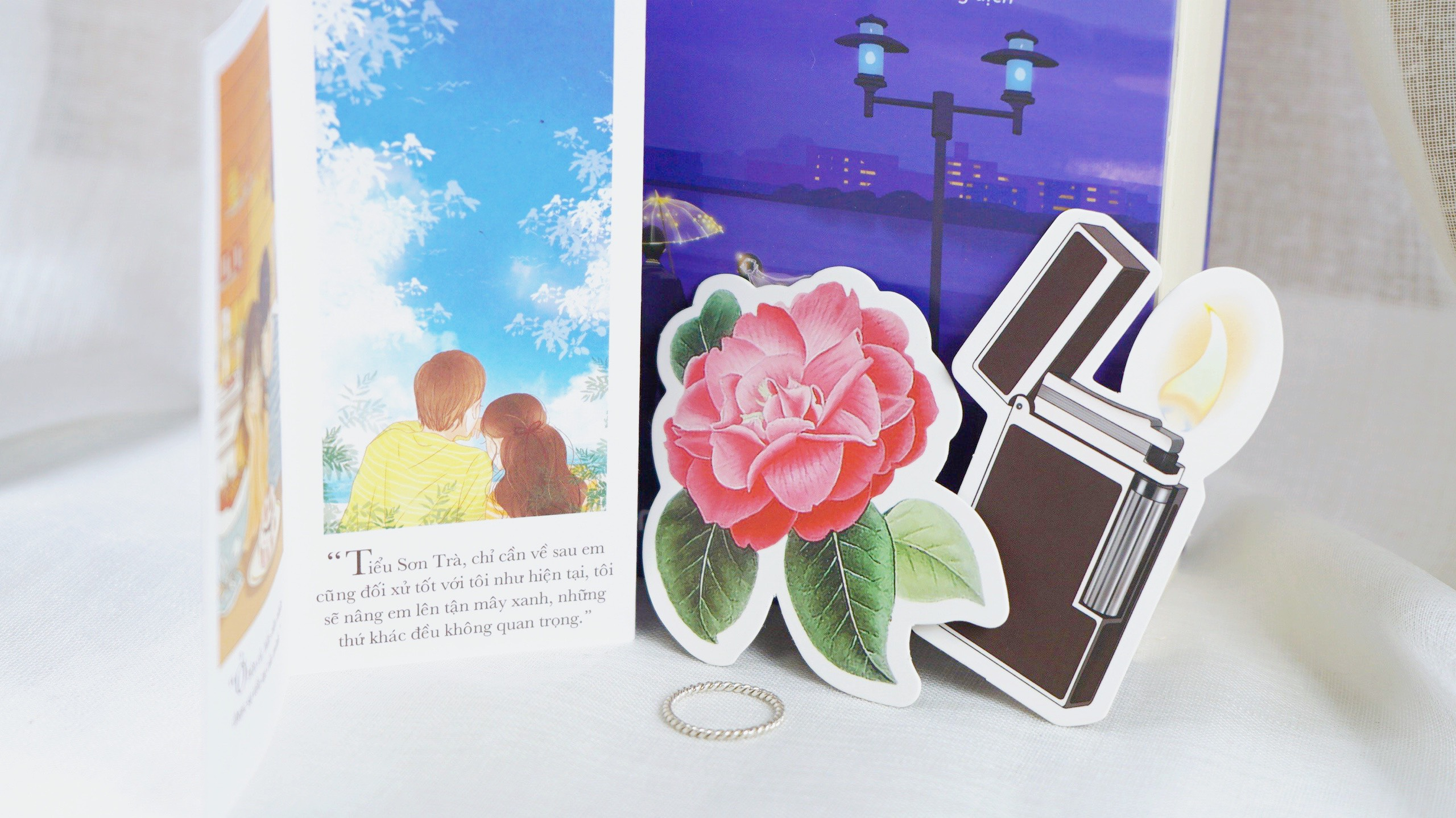 sơn trà nở muộn - tặng kèm 1 bookmark hoa sơn trà + 1 bookmark chiếc bật lửa + 1 postcard - Ảnh 5