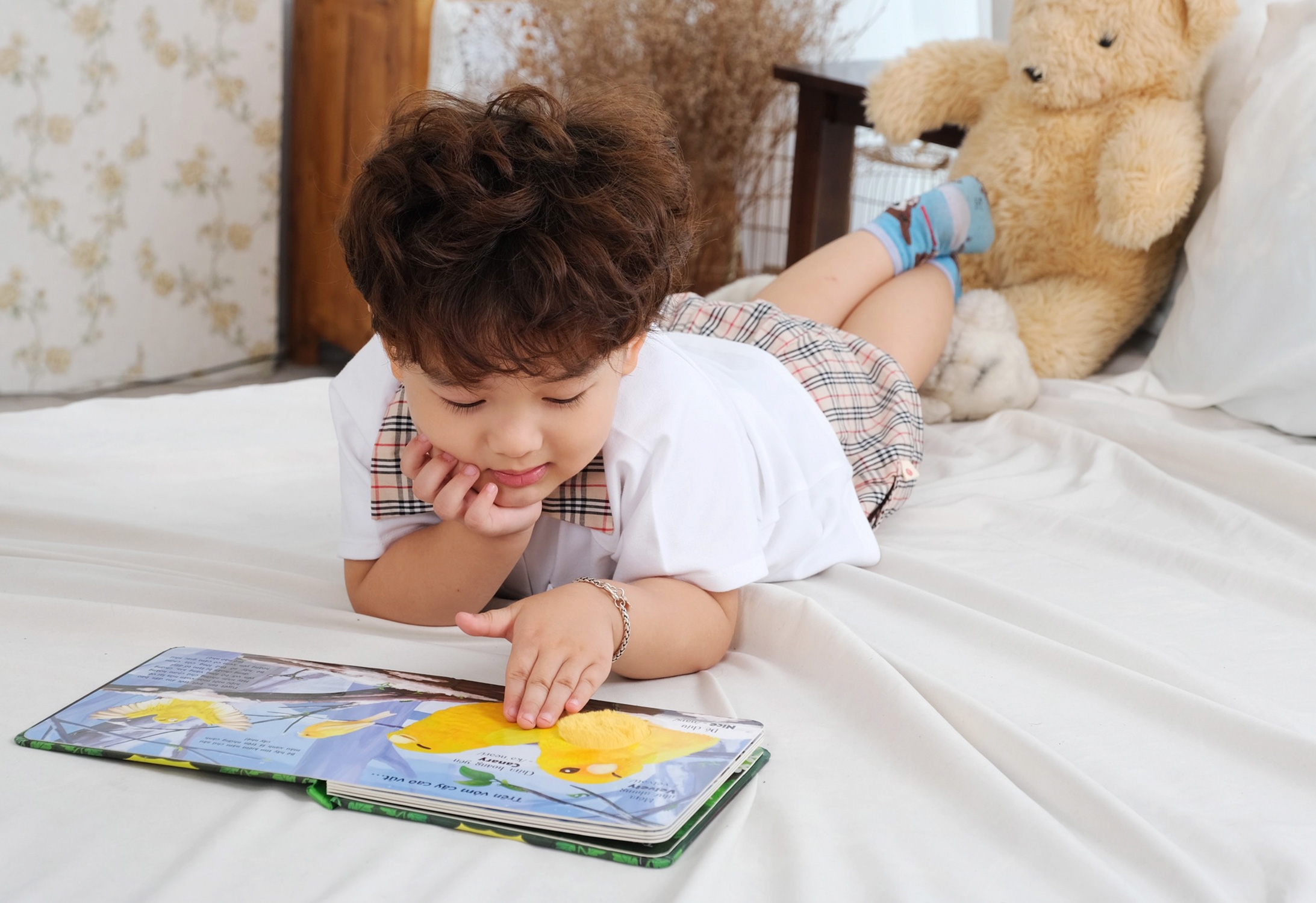 touch and feel - sách sờ chạm khám phá - thế giới động vật - bốn mùa tươi đẹp - Ảnh 2