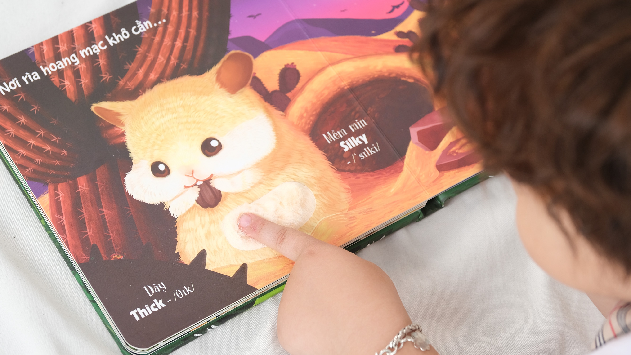 touch and feel - sách sờ chạm khám phá - thế giới động vật - một ngày giữa thiên nhiên - Ảnh 6