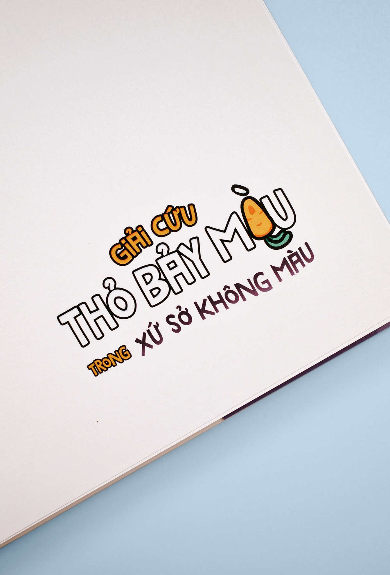 Truyện Tranh Tương Tác - Giải Cứu Thỏ Bảy Màu Trong Xứ Sở Không Màu - Bản Sưu Tầm - Bìa Cứng - Tặng Kèm 1 Hộp Đựng Có Chữ Ký Của Tác Giả + 1 Bookmark + 1 Bìa Áo Ngoài 2 Mặt + 1 Standee Giấy + 3 Sticker Holo + 2 Sticker Nhựa + 3 Huy Hiệu Có Chữ Ký Tác Giả - Ảnh 12